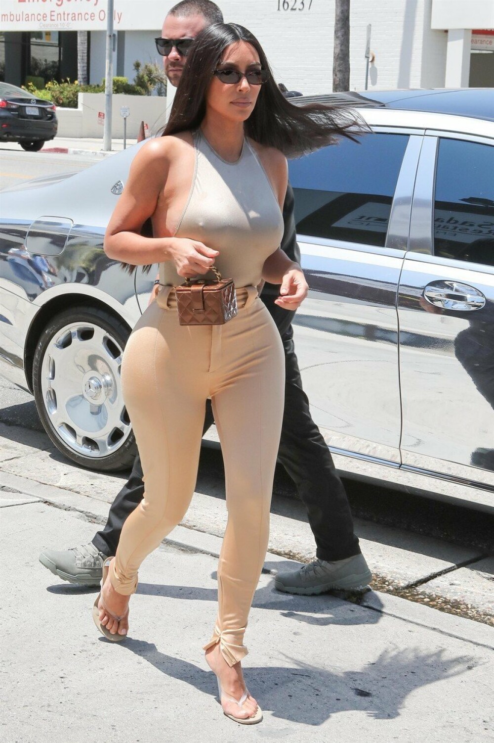 Kim Kardashian a întors toate privirile. Ținuta purtată la un prânz cu sora ei Khloe - Imaginea 4