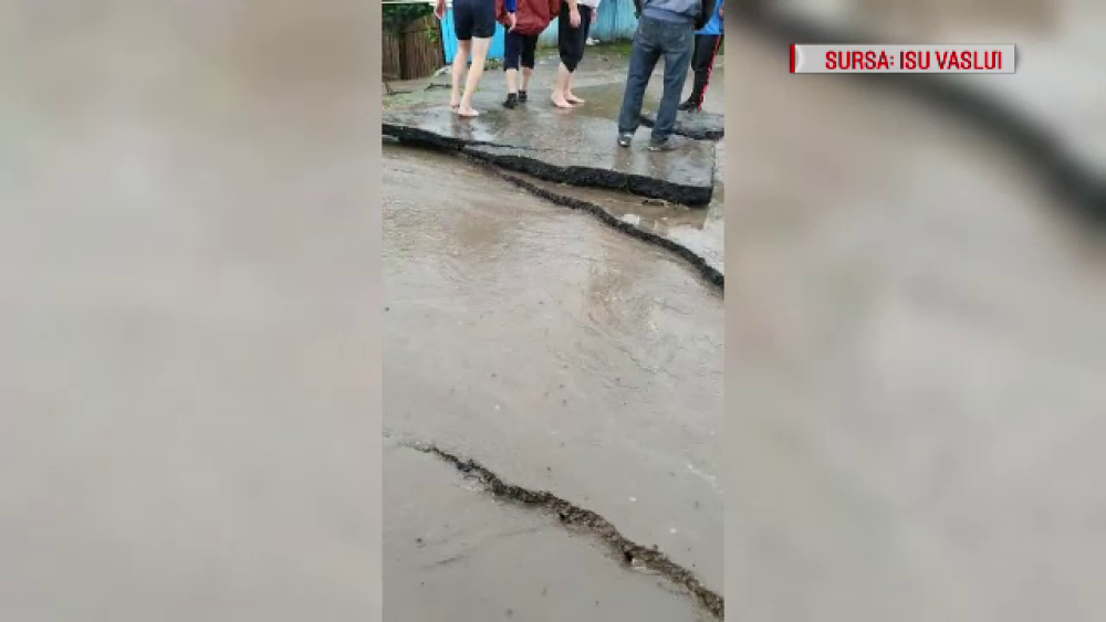 Ploile fac ravagii în țară: o viitură a rupt asfaltul la Vaslui și a distrus culturile - Imaginea 1