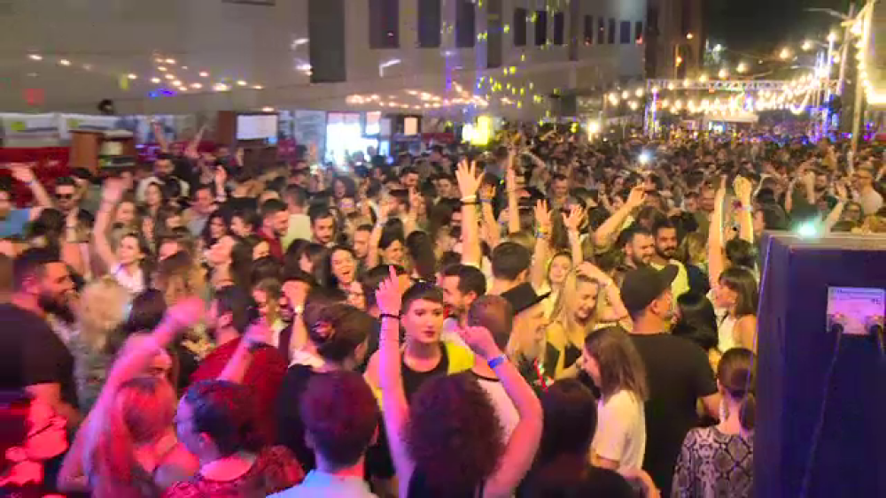 Sute de tineri s-au întors în timp la o petrecere uriașă în centrul Capitalei - Imaginea 3