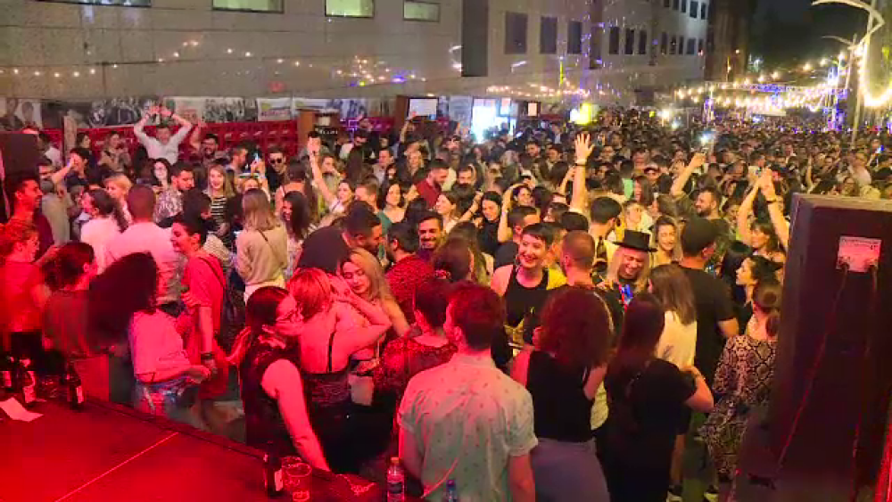 Sute de tineri s-au întors în timp la o petrecere uriașă în centrul Capitalei - Imaginea 2