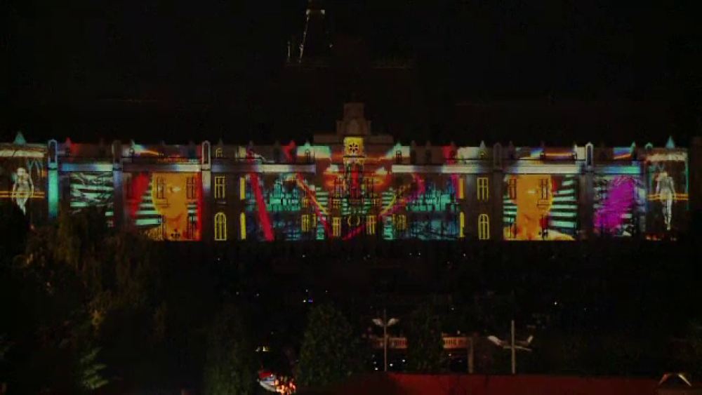 Spectacol de lumini și culoare pe Palatul Culturii din Iași, la Festivalul LightUp - Imaginea 1