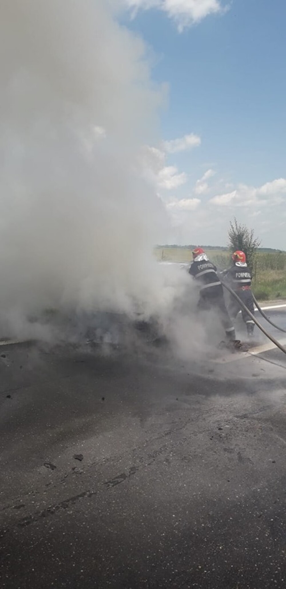 Un BMW a luat foc pe A1. Circulaţia, blocată pe ambele sensuri din cauza fumului. GALERIE FOTO - Imaginea 10
