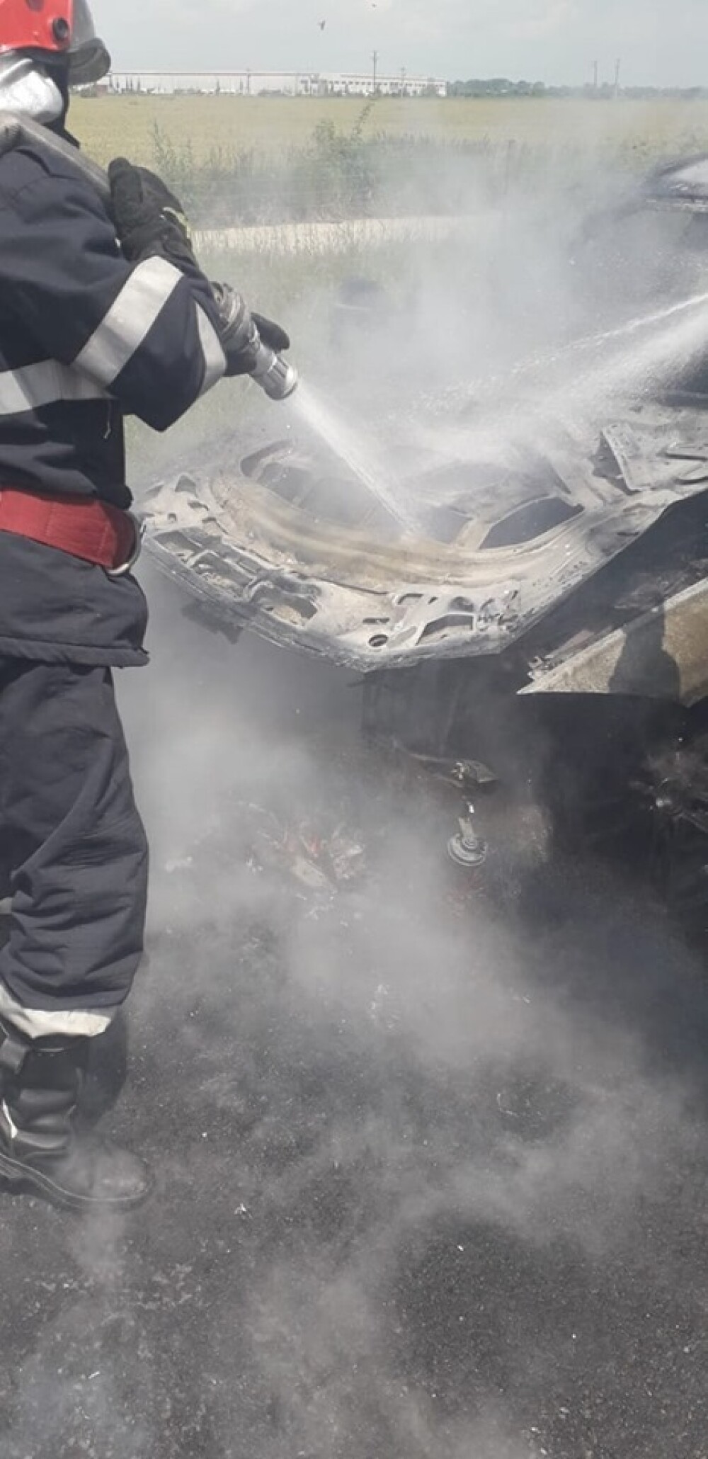 Un BMW a luat foc pe A1. Circulaţia, blocată pe ambele sensuri din cauza fumului. GALERIE FOTO - Imaginea 9