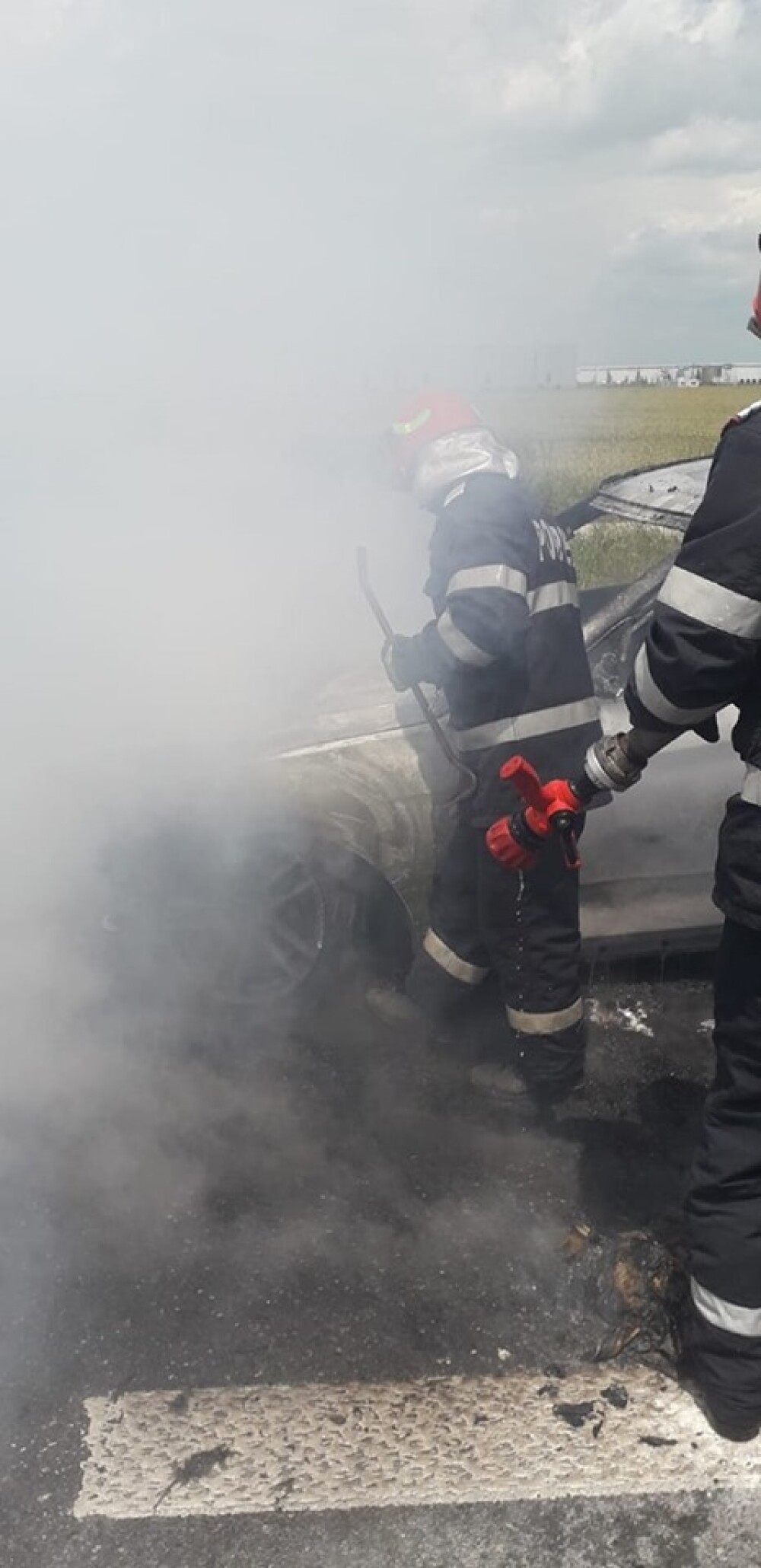 Un BMW a luat foc pe A1. Circulaţia, blocată pe ambele sensuri din cauza fumului. GALERIE FOTO - Imaginea 8
