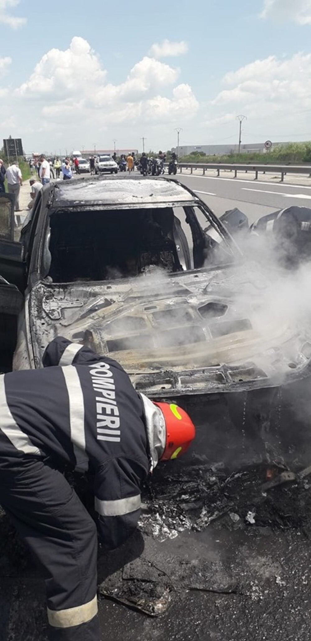 Un BMW a luat foc pe A1. Circulaţia, blocată pe ambele sensuri din cauza fumului. GALERIE FOTO - Imaginea 7
