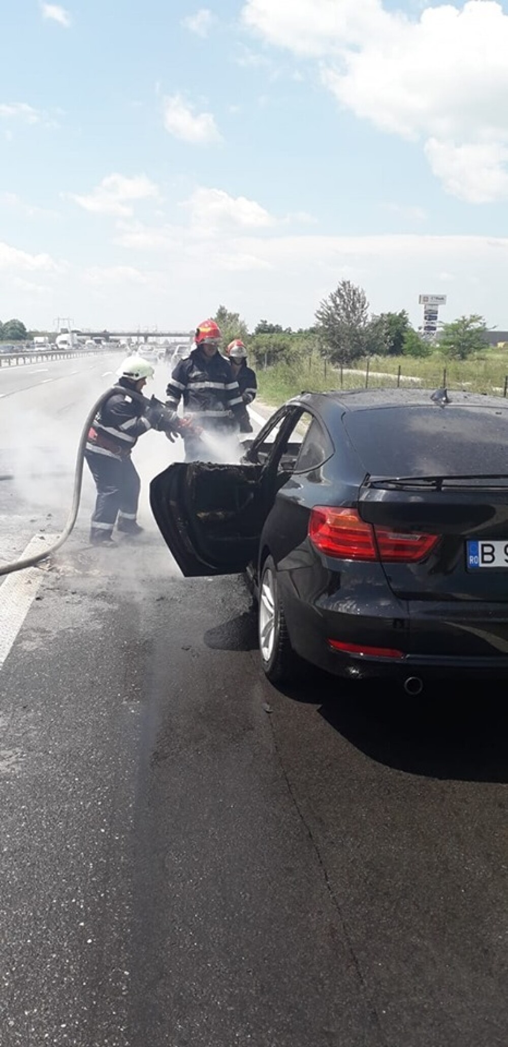 Un BMW a luat foc pe A1. Circulaţia, blocată pe ambele sensuri din cauza fumului. GALERIE FOTO - Imaginea 5
