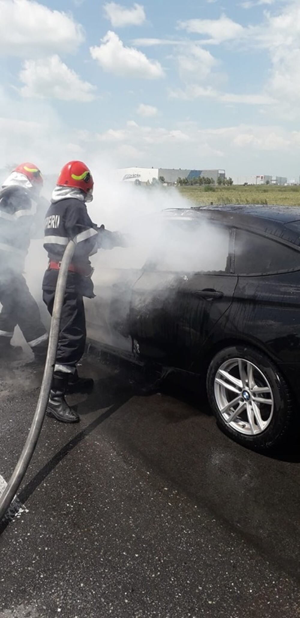 Un BMW a luat foc pe A1. Circulaţia, blocată pe ambele sensuri din cauza fumului. GALERIE FOTO - Imaginea 1