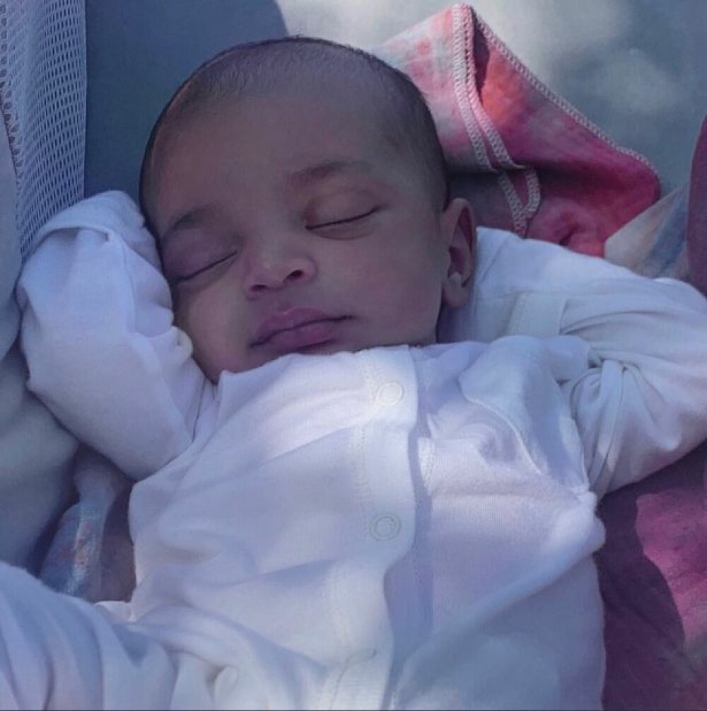 Prima poză clară cu bebelușul lui Kim Kardashian. Detaliul observat de fani - Imaginea 1