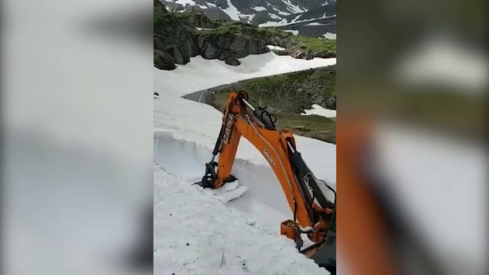 Zăpadă de 6 metri pe Transfăgărașan. Șoferii, avertizați de pericolul avalanșelor - Imaginea 1