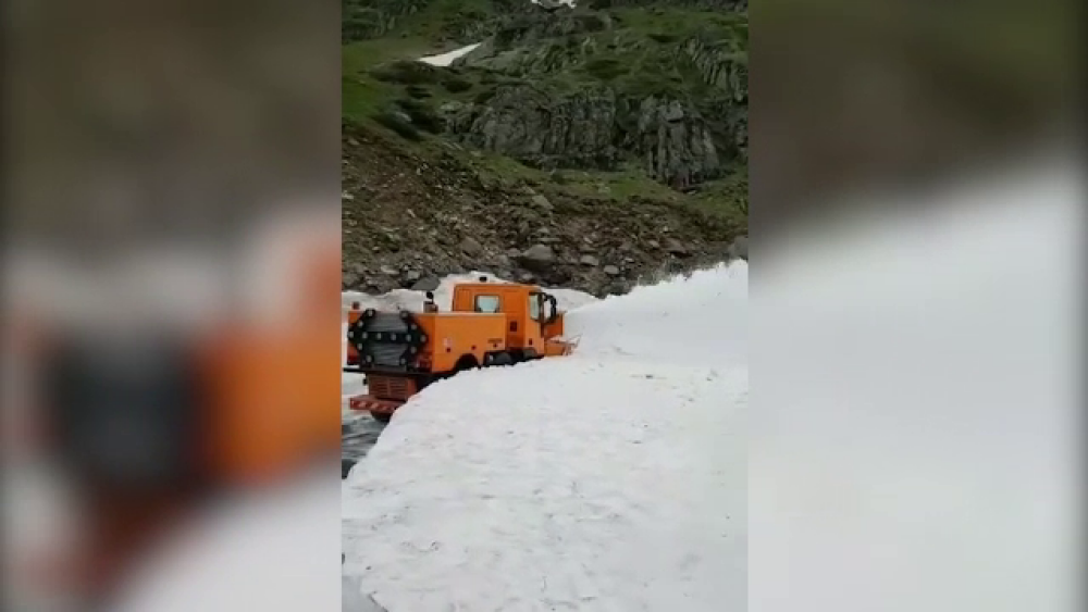 Zăpadă de 6 metri pe Transfăgărașan. Șoferii, avertizați de pericolul avalanșelor - Imaginea 2