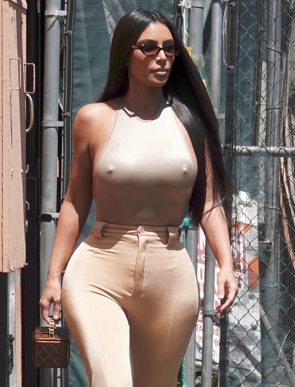Kim Kardashian, surprinsă în aceeași ținută provocatoare, de două ori într-o săptămână. FOTO - Imaginea 5