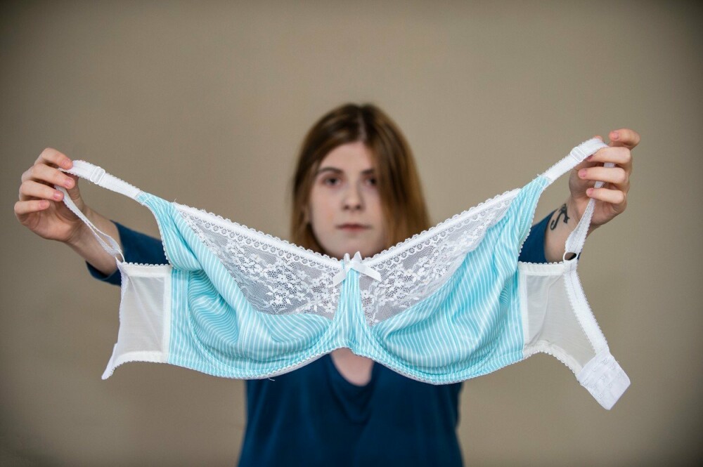Cum arată femeia care le cere oamenilor bani pentru operația de micșorare a sânilor - Imaginea 10