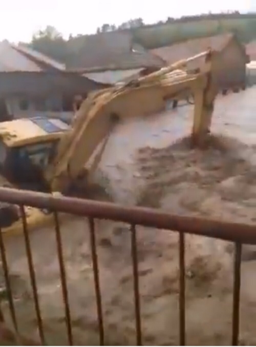 Viitură puternică în Bistrița: oamenii avertizați prin Ro-alert să se adăpostească. VIDEO - Imaginea 3