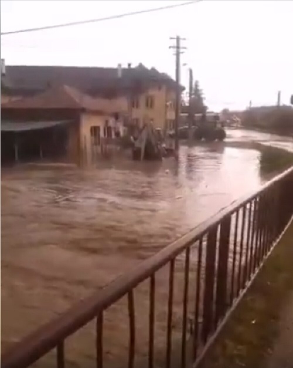 Viitură puternică în Bistrița: oamenii avertizați prin Ro-alert să se adăpostească. VIDEO - Imaginea 4
