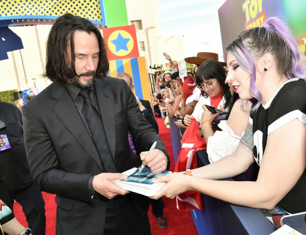 Keanu Reeves a isterizat internetul cu modul în care se pozează cu femeile. Explicația - Imaginea 1