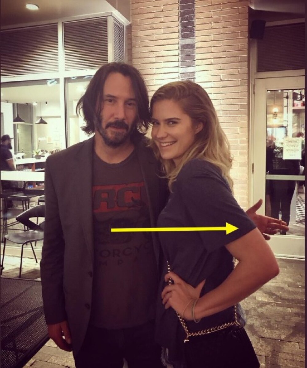 Keanu Reeves a isterizat internetul cu modul în care se pozează cu femeile. Explicația - Imaginea 9