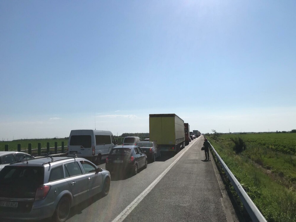 Carambol cu 5 mașini și 3 răniți pe Autostrada Soarelui. Coadă pe kilometri întregi - Imaginea 2