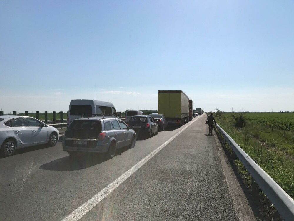 Carambol cu 5 mașini și 3 răniți pe Autostrada Soarelui. Coadă pe kilometri întregi - Imaginea 4