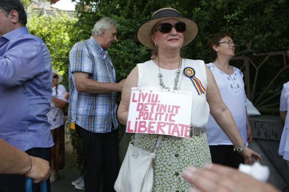 Câțiva pensionari au cerut eliberarea lui Liviu Dragnea. Au scris pe pancarte că îl iubesc - Imaginea 4