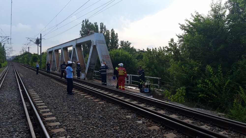 Doi adolescenți au fost electrocutați, duminică, pe podul CFR din Herăstrău - Imaginea 3