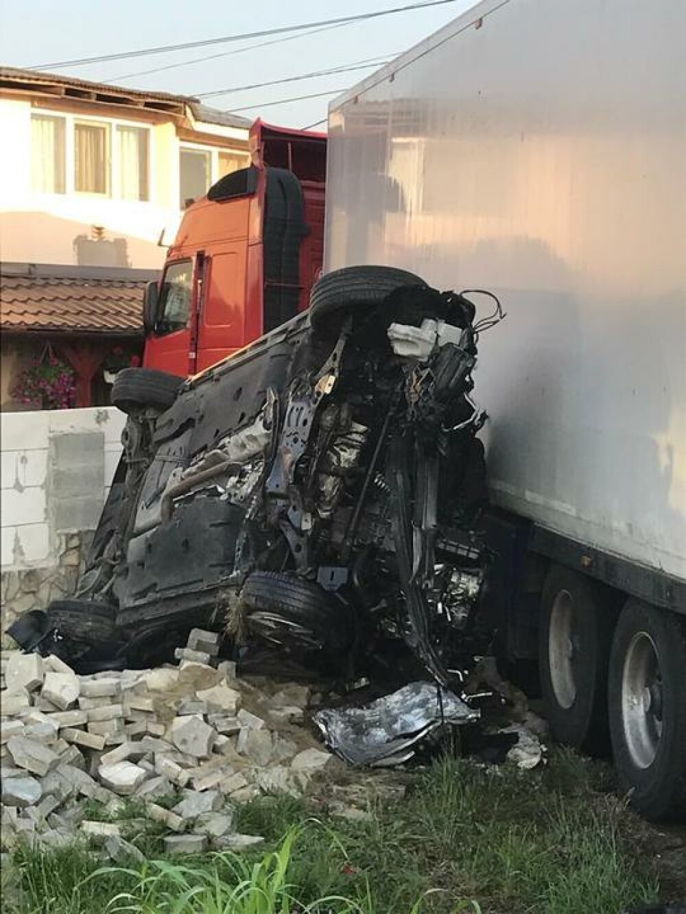 Tragedie pe un drum din Bacău. Un bărbat a intrat frontal într-un TIR - Imaginea 2