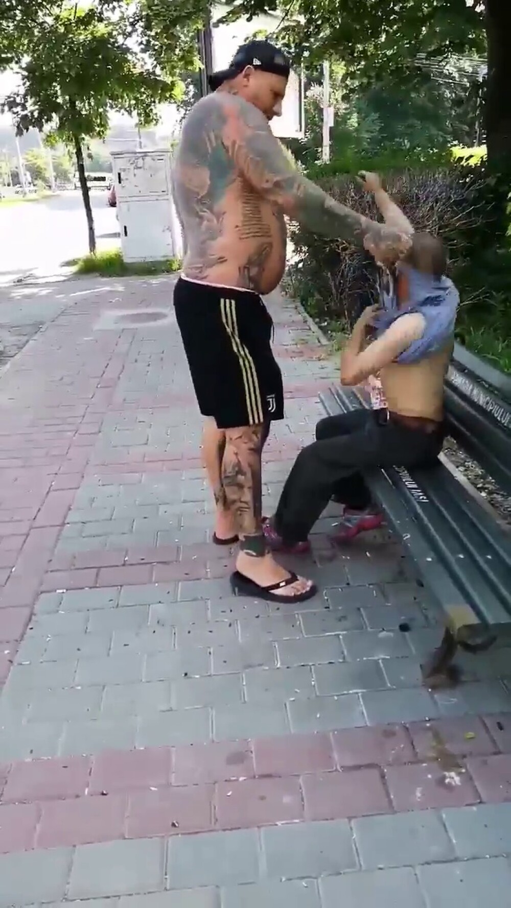 Reacția unui bărbat când vede un cerșetor la bustul gol, pe o bancă, în Iași. Scenele, filmate - Imaginea 2