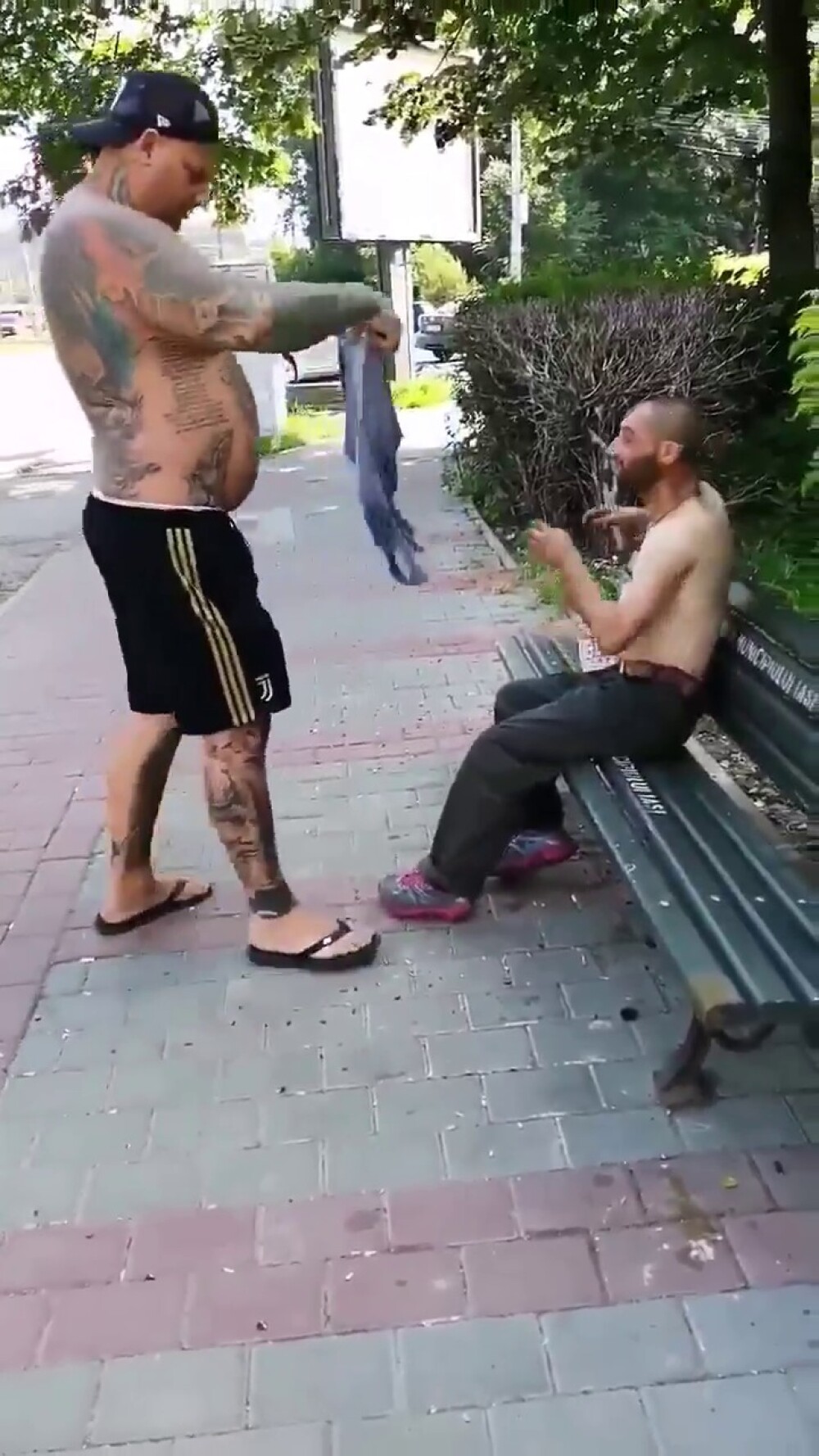 Reacția unui bărbat când vede un cerșetor la bustul gol, pe o bancă, în Iași. Scenele, filmate - Imaginea 3