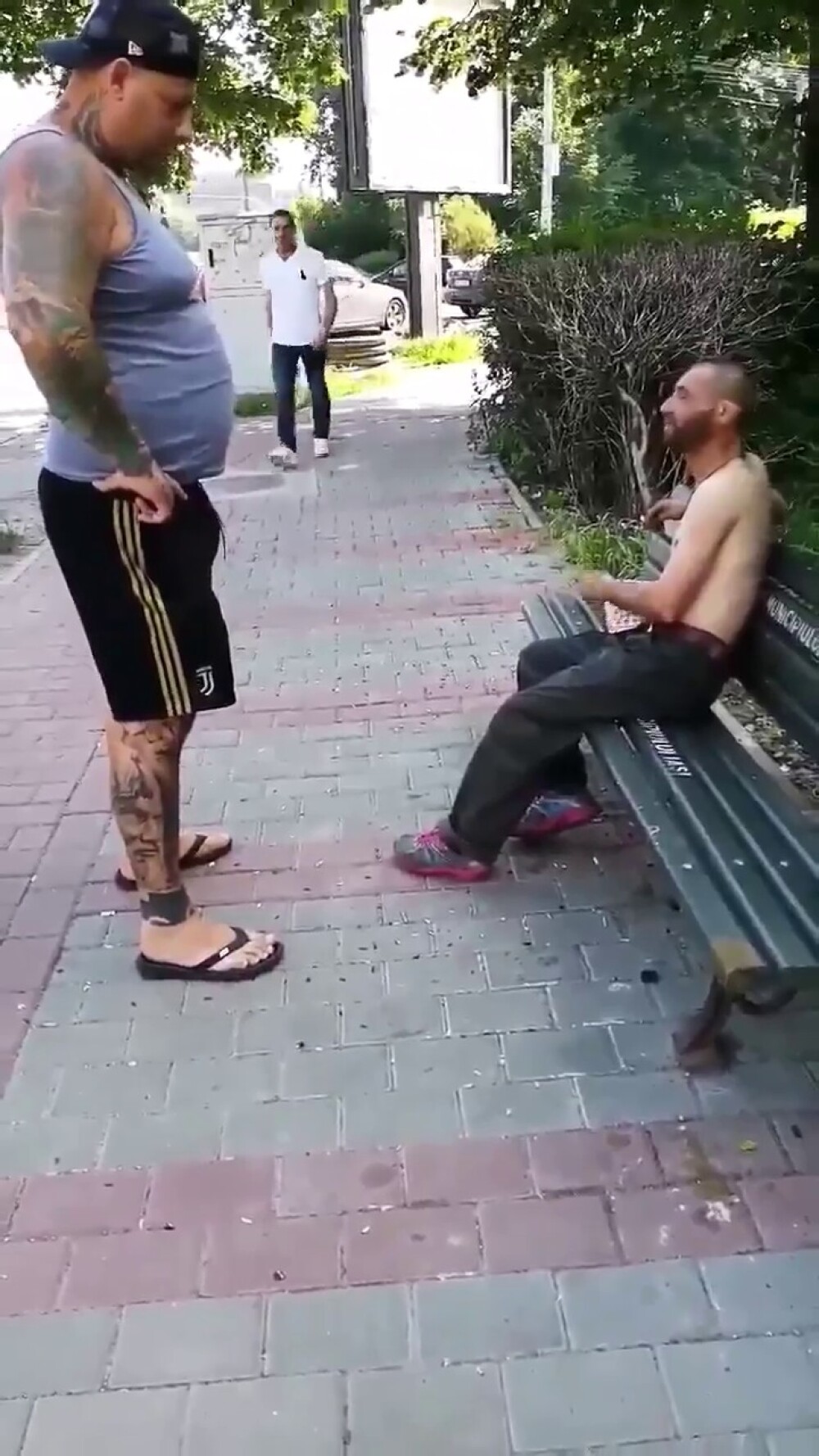 Reacția unui bărbat când vede un cerșetor la bustul gol, pe o bancă, în Iași. Scenele, filmate - Imaginea 4