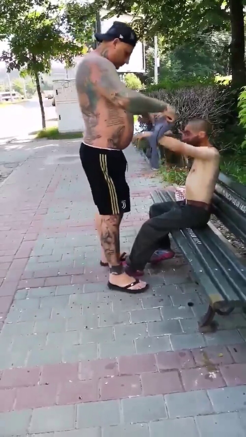 Reacția unui bărbat când vede un cerșetor la bustul gol, pe o bancă, în Iași. Scenele, filmate - Imaginea 5