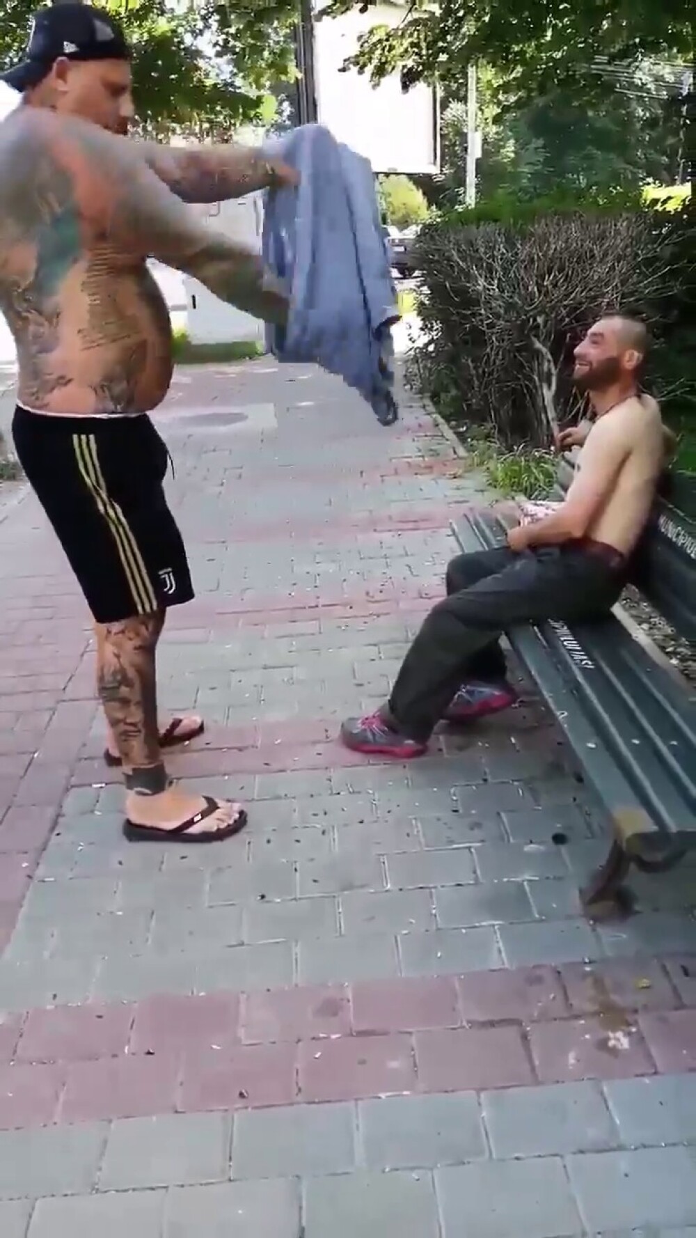 Reacția unui bărbat când vede un cerșetor la bustul gol, pe o bancă, în Iași. Scenele, filmate - Imaginea 6