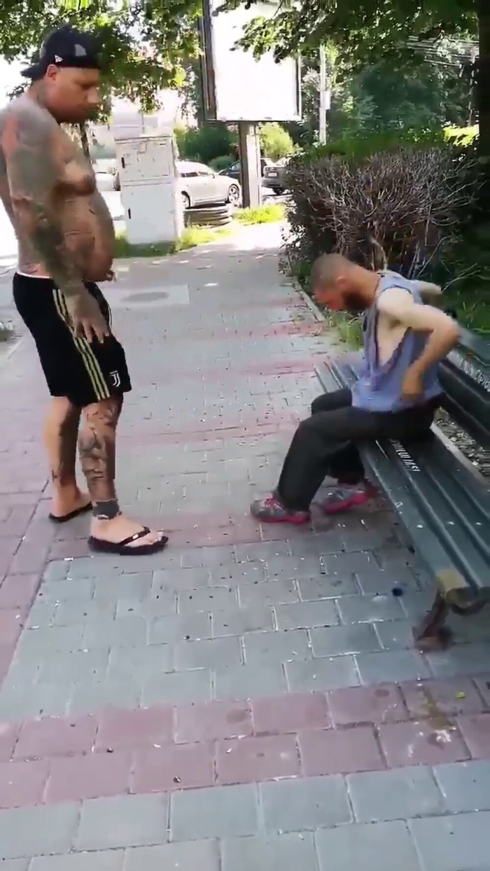 Reacția unui bărbat când vede un cerșetor la bustul gol, pe o bancă, în Iași. Scenele, filmate - Imaginea 8