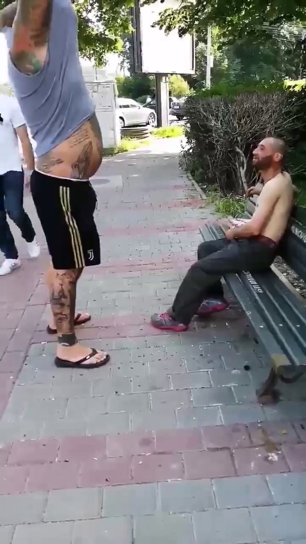 Reacția unui bărbat când vede un cerșetor la bustul gol, pe o bancă, în Iași. Scenele, filmate - Imaginea 9