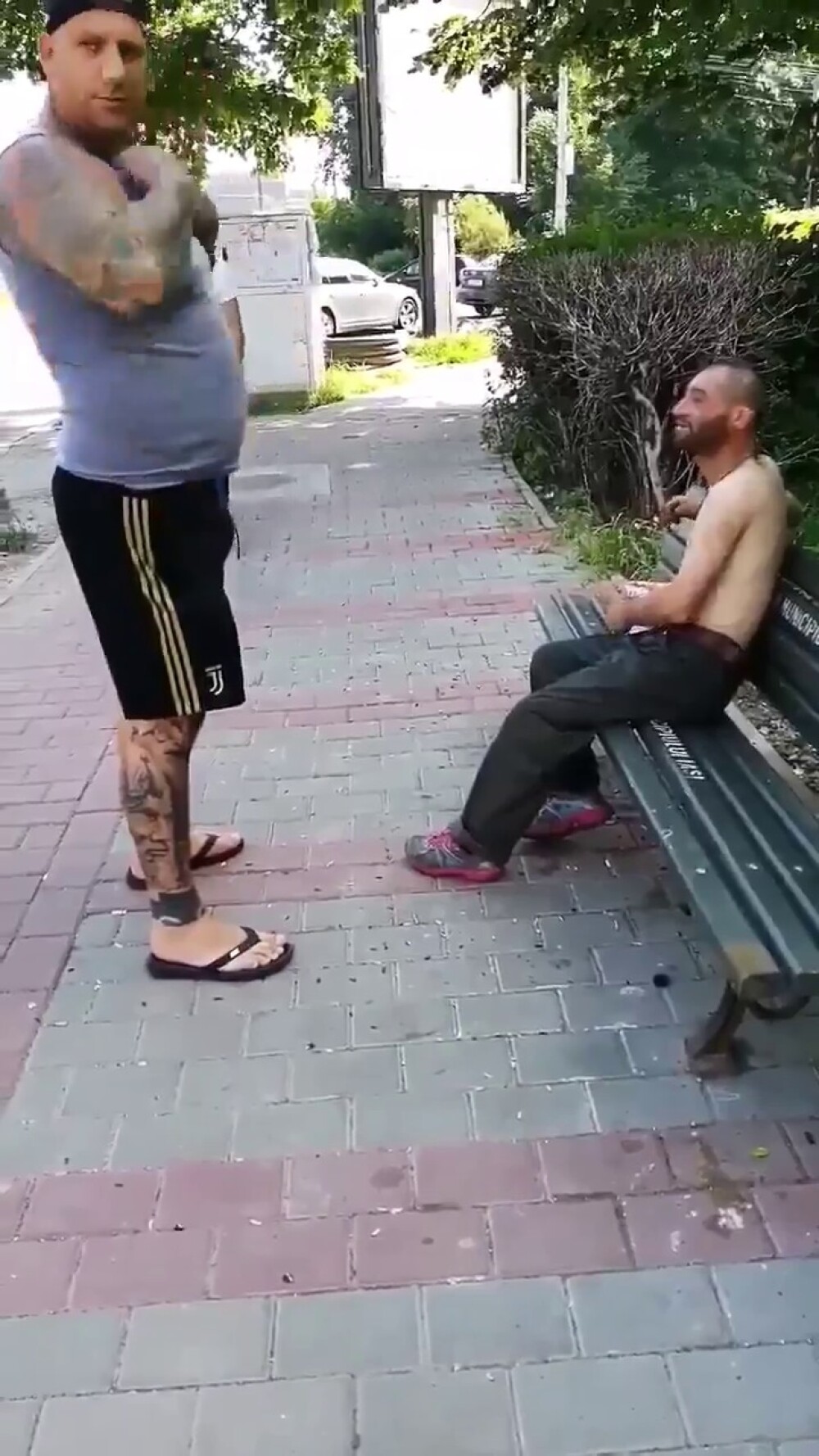 Reacția unui bărbat când vede un cerșetor la bustul gol, pe o bancă, în Iași. Scenele, filmate - Imaginea 10