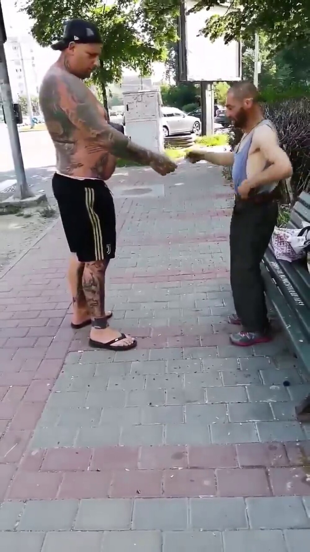 Reacția unui bărbat când vede un cerșetor la bustul gol, pe o bancă, în Iași. Scenele, filmate - Imaginea 11