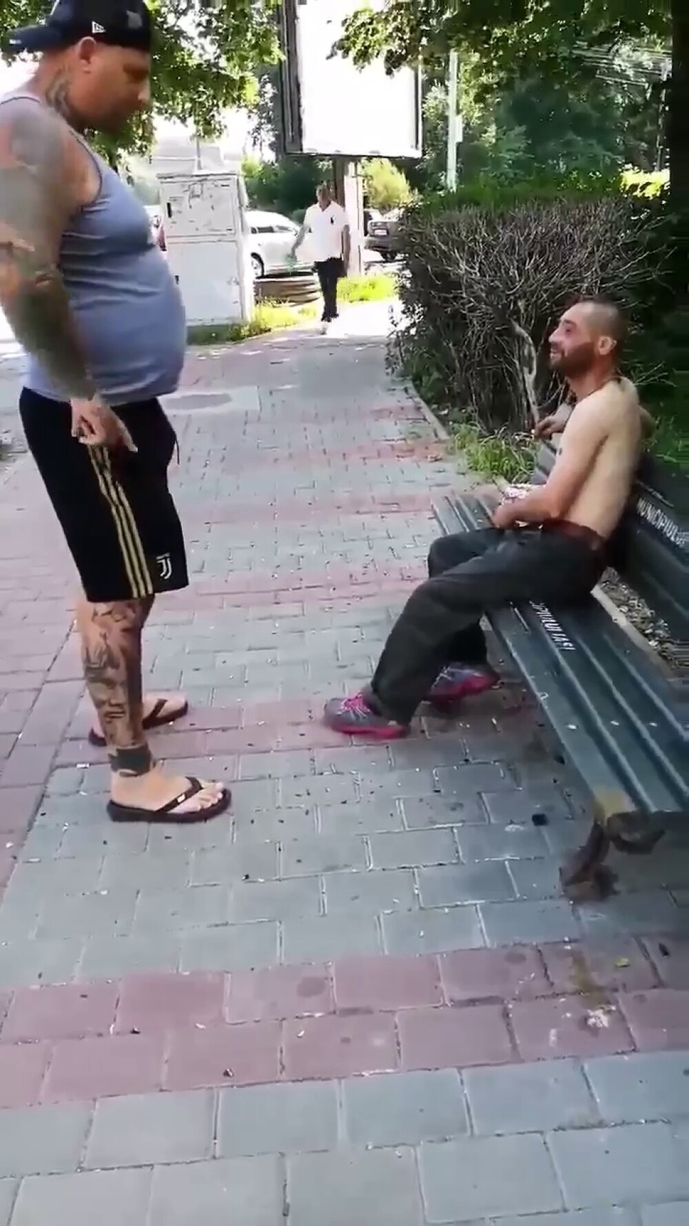 Reacția unui bărbat când vede un cerșetor la bustul gol, pe o bancă, în Iași. Scenele, filmate - Imaginea 12