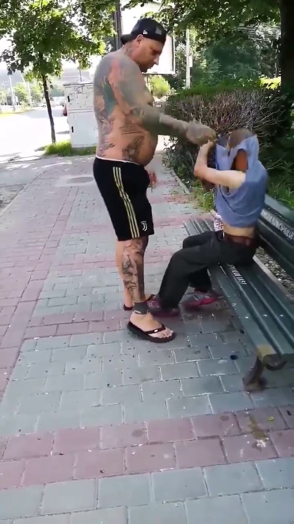 Reacția unui bărbat când vede un cerșetor la bustul gol, pe o bancă, în Iași. Scenele, filmate - Imaginea 13