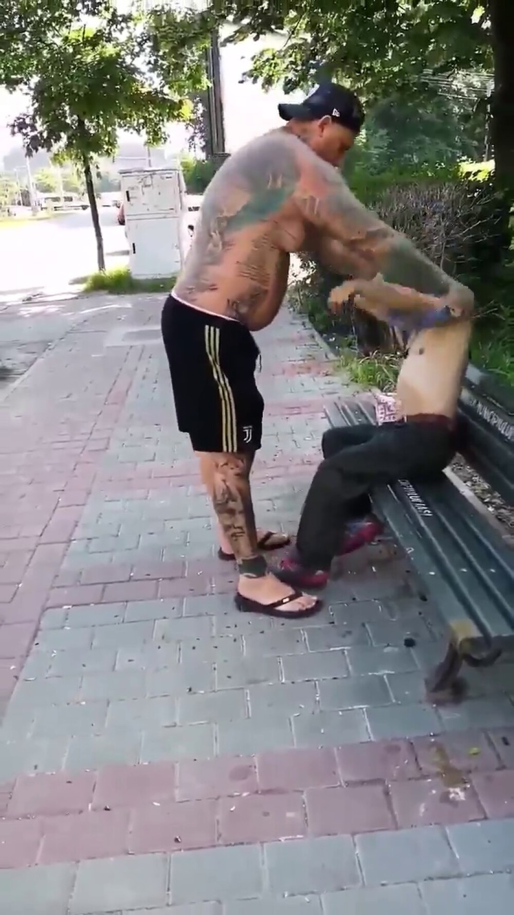 Reacția unui bărbat când vede un cerșetor la bustul gol, pe o bancă, în Iași. Scenele, filmate - Imaginea 14
