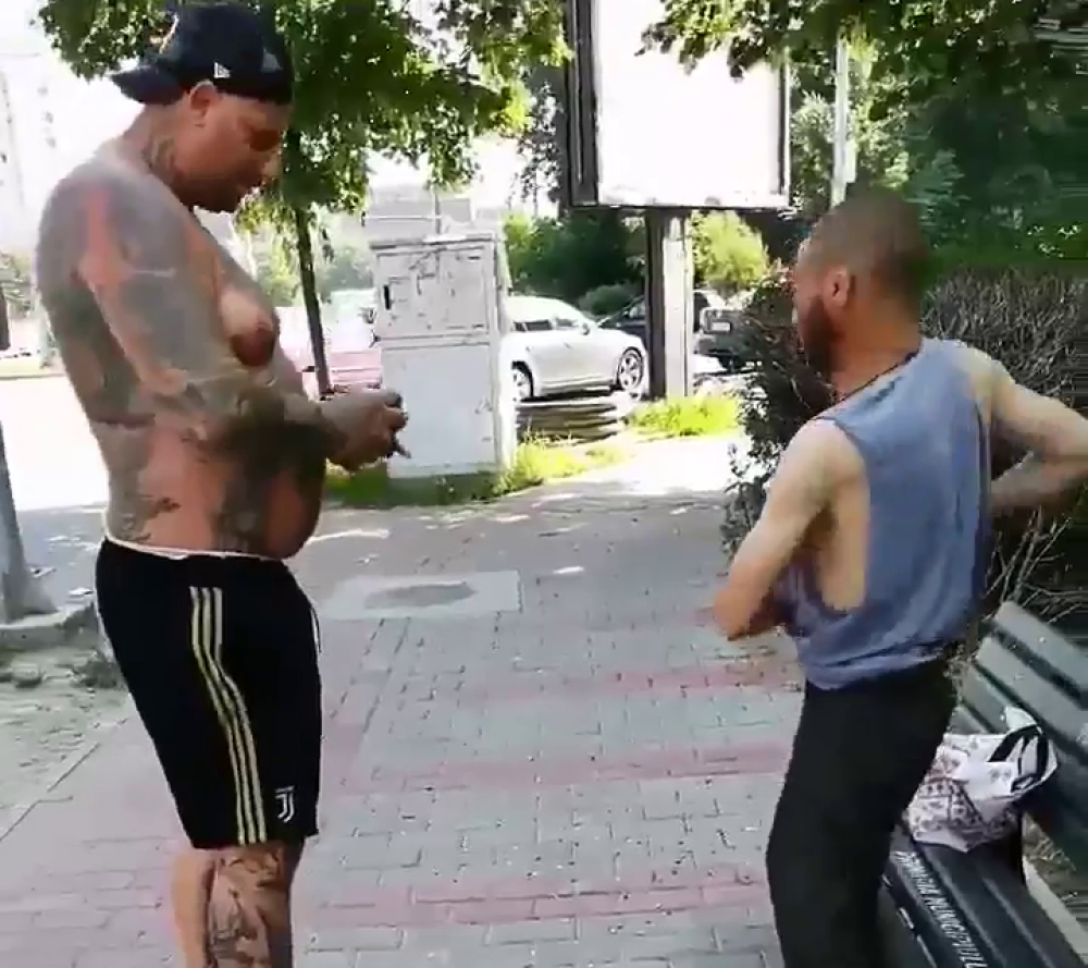 Reacția unui bărbat când vede un cerșetor la bustul gol, pe o bancă, în Iași. Scenele, filmate - Imaginea 17