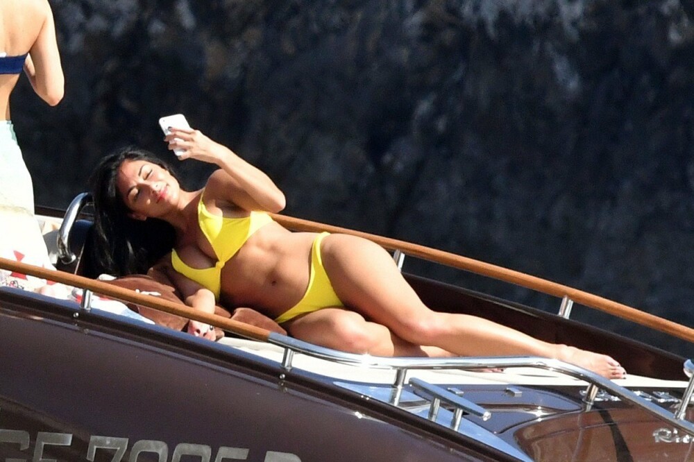 Vedeta surprinsă în vacanță, în Capri, pe o barcă de viteză. Cum arată în costum de baie - Imaginea 9