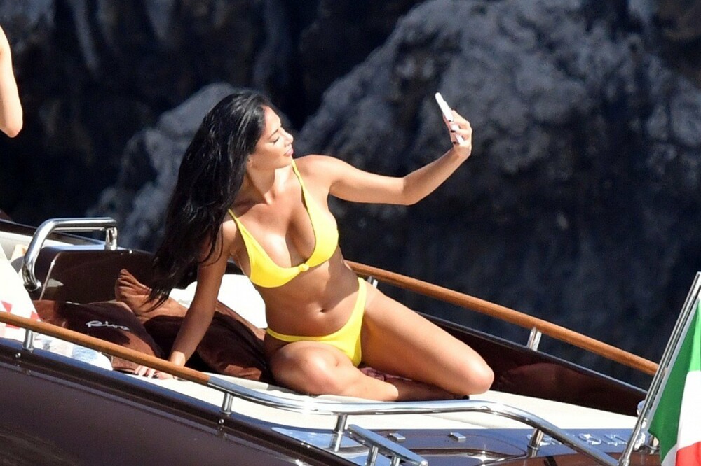 Vedeta surprinsă în vacanță, în Capri, pe o barcă de viteză. Cum arată în costum de baie - Imaginea 5