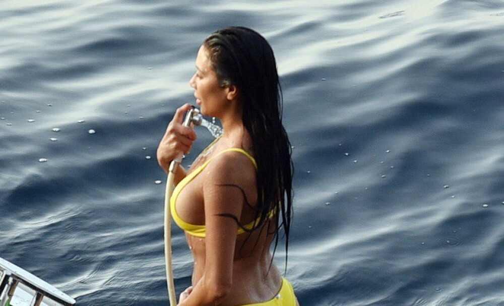 Vedeta surprinsă în vacanță, în Capri, pe o barcă de viteză. Cum arată în costum de baie - Imaginea 10