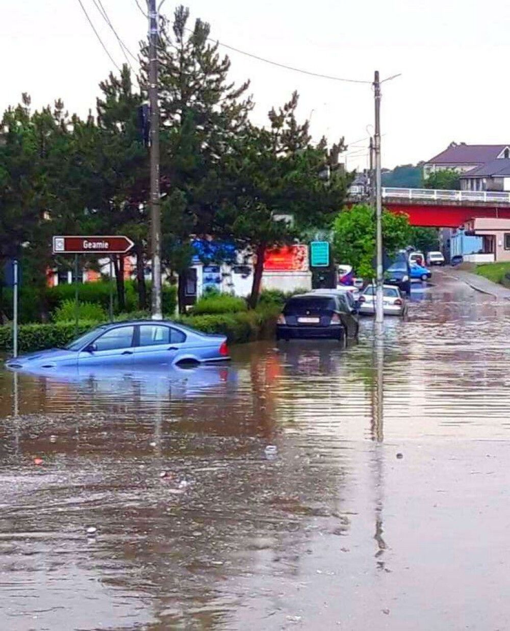 Centrul orașului Cernavodă, inundat după o ploaie torențială. Vijelia a făcut prăpăd în Reșița - Imaginea 4