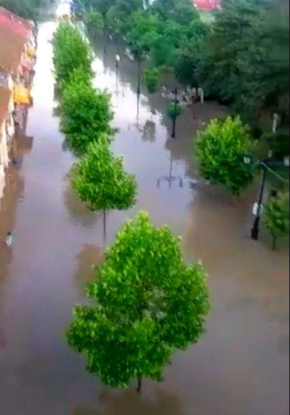 Centrul orașului Cernavodă, inundat după o ploaie torențială. Vijelia a făcut prăpăd în Reșița - Imaginea 3