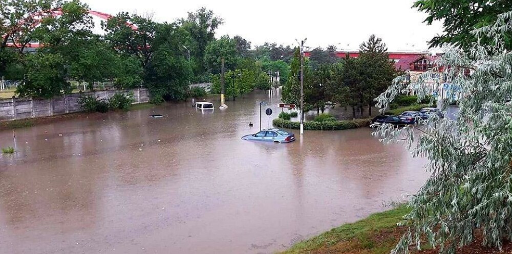 Centrul orașului Cernavodă, inundat după o ploaie torențială. Vijelia a făcut prăpăd în Reșița - Imaginea 1