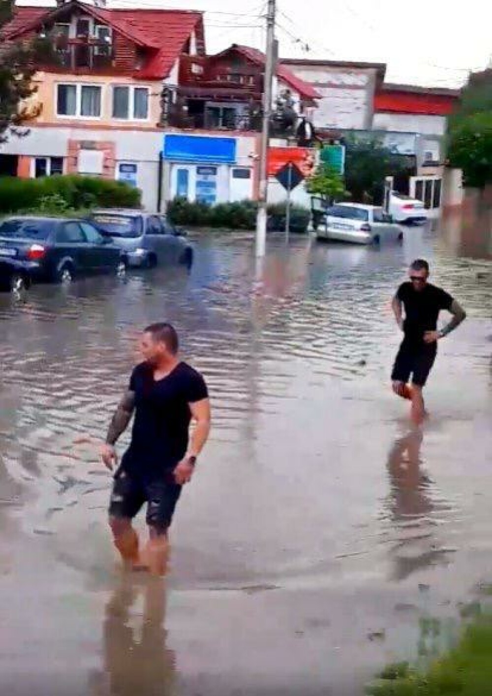 Centrul orașului Cernavodă, inundat după o ploaie torențială. Vijelia a făcut prăpăd în Reșița - Imaginea 5