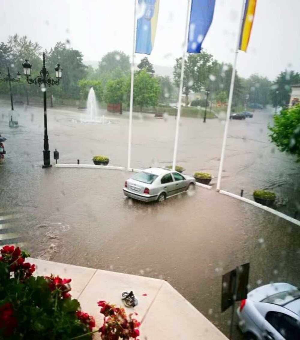 Centrul orașului Cernavodă, inundat după o ploaie torențială. Vijelia a făcut prăpăd în Reșița - Imaginea 8