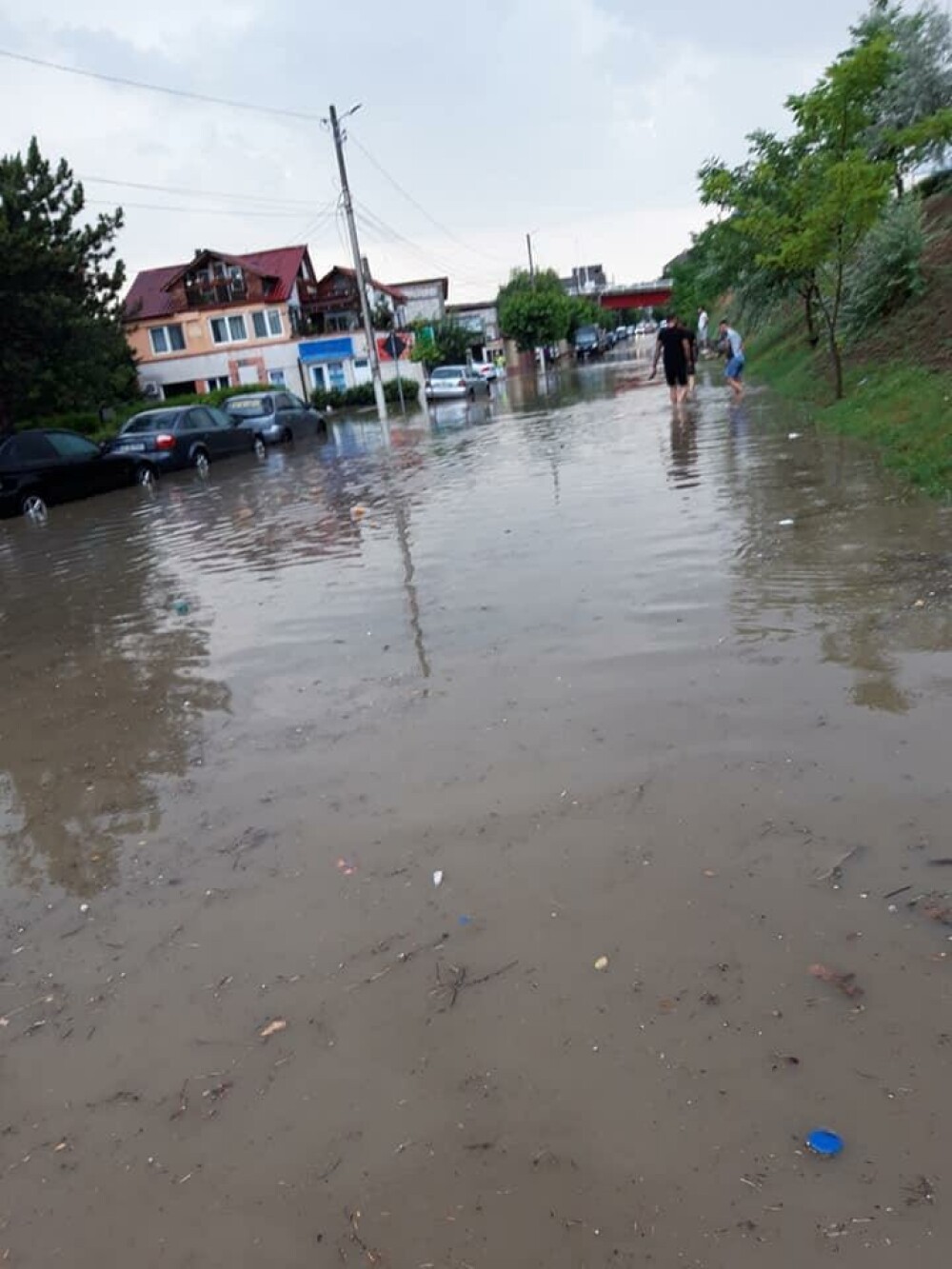 Centrul orașului Cernavodă, inundat după o ploaie torențială. Vijelia a făcut prăpăd în Reșița - Imaginea 6