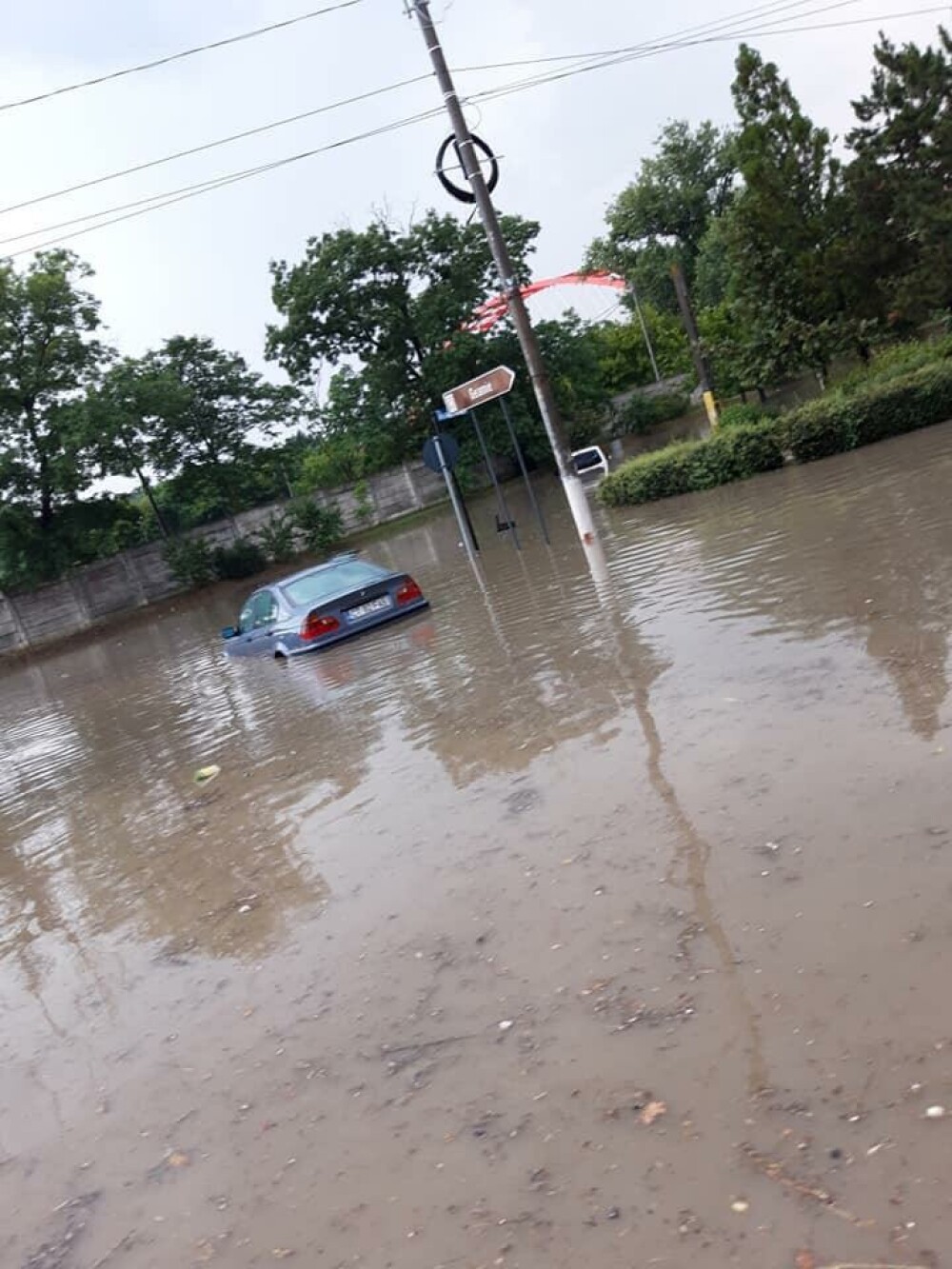 Centrul orașului Cernavodă, inundat după o ploaie torențială. Vijelia a făcut prăpăd în Reșița - Imaginea 7