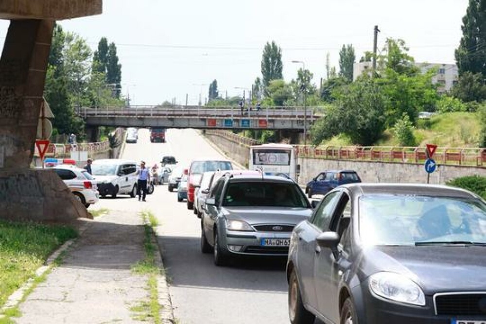 Incident șocant în Buzău. O bucată mare dintr-un pod s-a prăbușit pe șosea - Imaginea 2