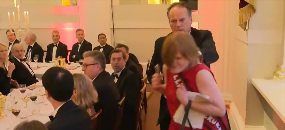 VIDEO. Momentul în care un politician strânge de gât o activistă. Scenele șocante, filmate - Imaginea 1